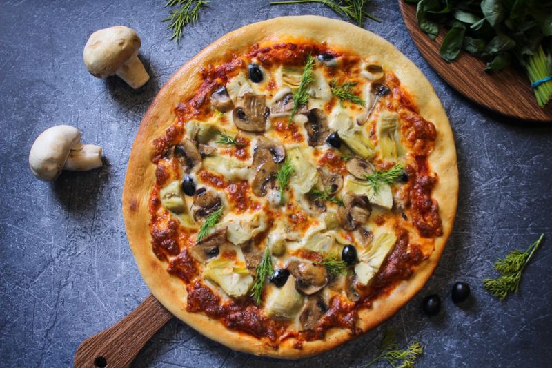 Vegetarische Pizza mit frischem Gemüse