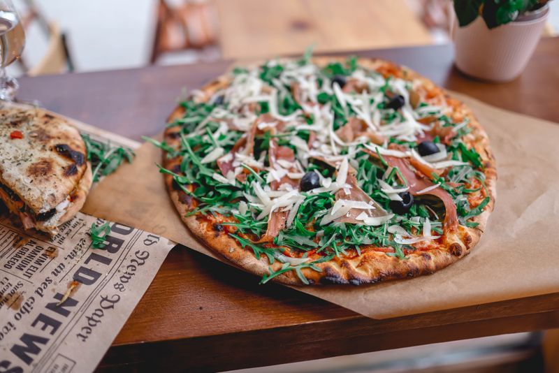 Prosciutto e Rucola Pizza mit Parmaschinken