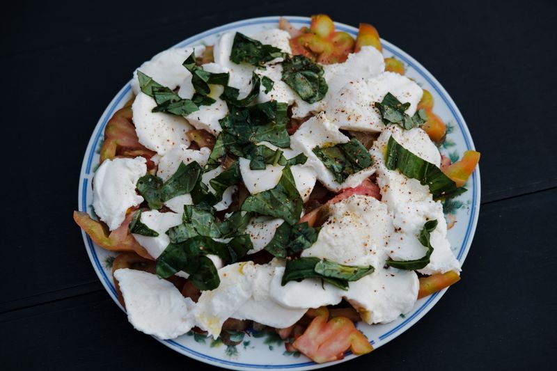 Caprese Salat mit Tomate, Mozzarella und Basilikum