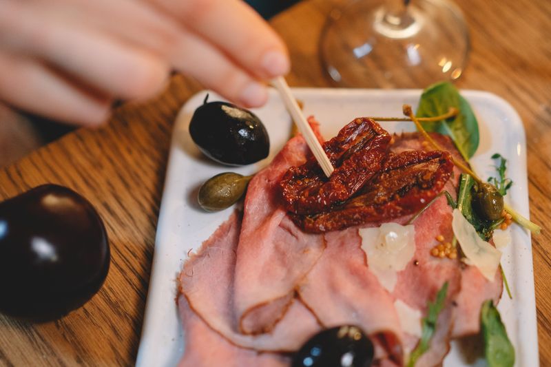 Antipasto Misto mit Aufschnitt und Oliven